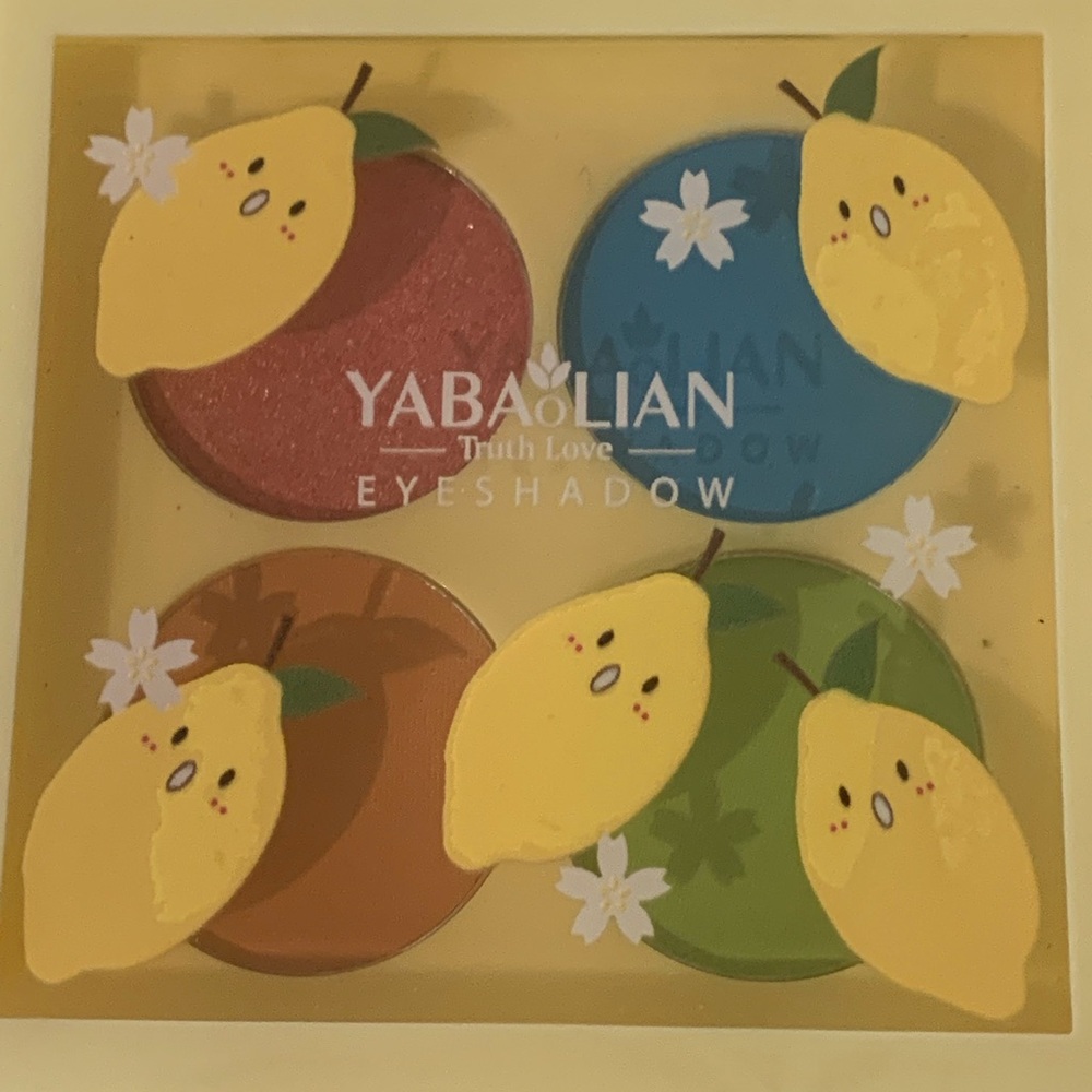 Yabaolian Eyeshadow Palette with Fruit Design